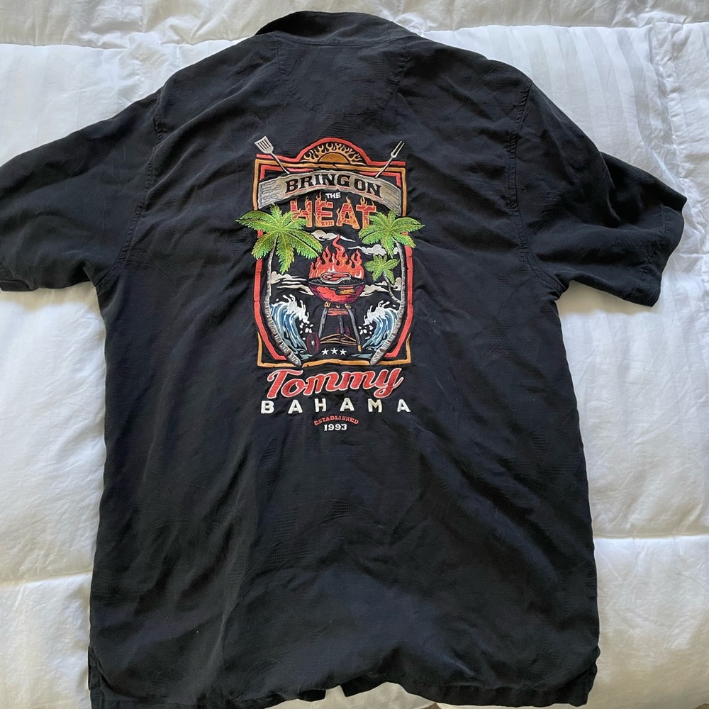 NWOT TOMMY BAHAMA Panelback Embroidered “Bring on The Heat” 100% Silk Button Up